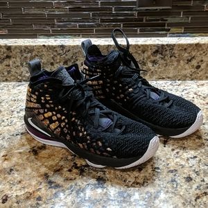 Mike LeBron 17 Boys Basketball Shoes